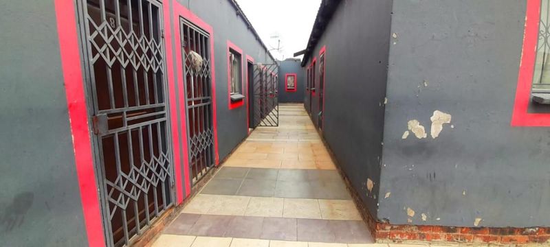 4 Bachelors Units and 12 single room units for sale in Embalenhle