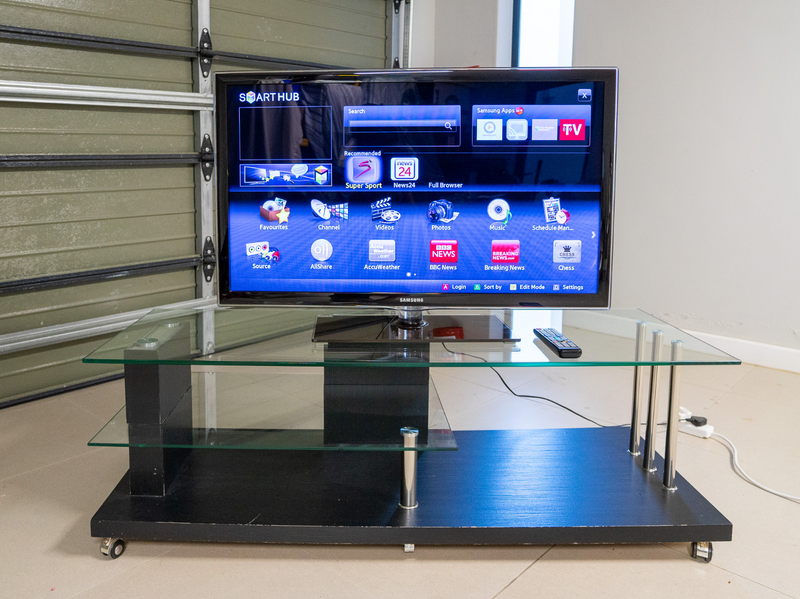 Samsung Series 6 40inch Full HD &#43; Large High-quality Glass TV stand