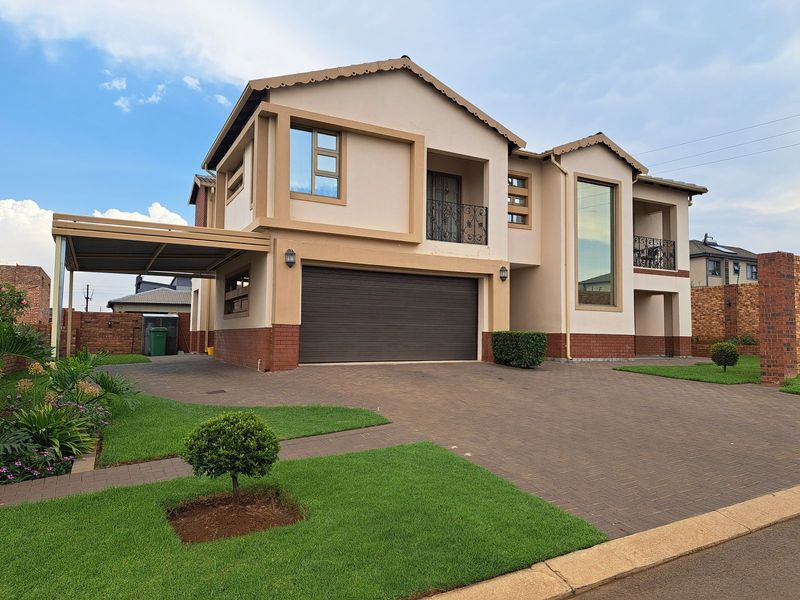 A Massive 5 Bedroom House in Parkland Security Estate in Clayville Midrand