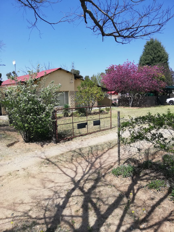 3 Bedr house with 1 bedr flat 3 garage 4 shade net parking,Lapa, swimming pool, borehole. R650000