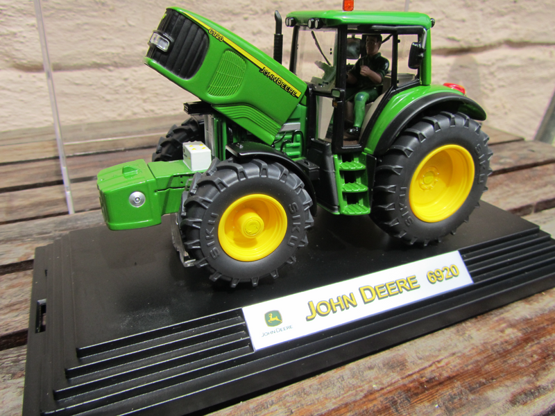 New John Deere 1:32 Model Tractor