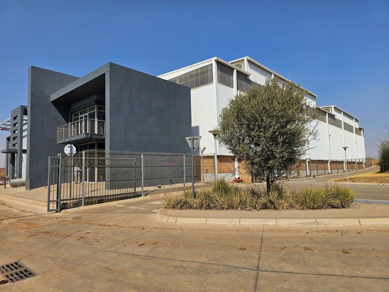 A grade warehouse with R21 exposure available for lease in Clayville / Olifantsfontein.