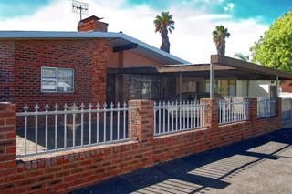 3 Bedroom House for Sale in Townsend Estate, Goodwood R 2 000 000