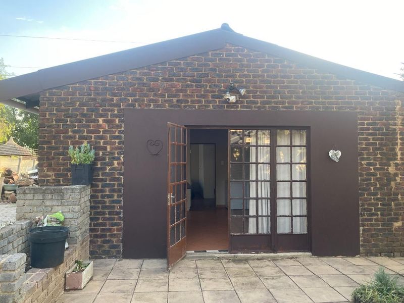 1 Bedroom Garden Cottage To Let in Esther Park