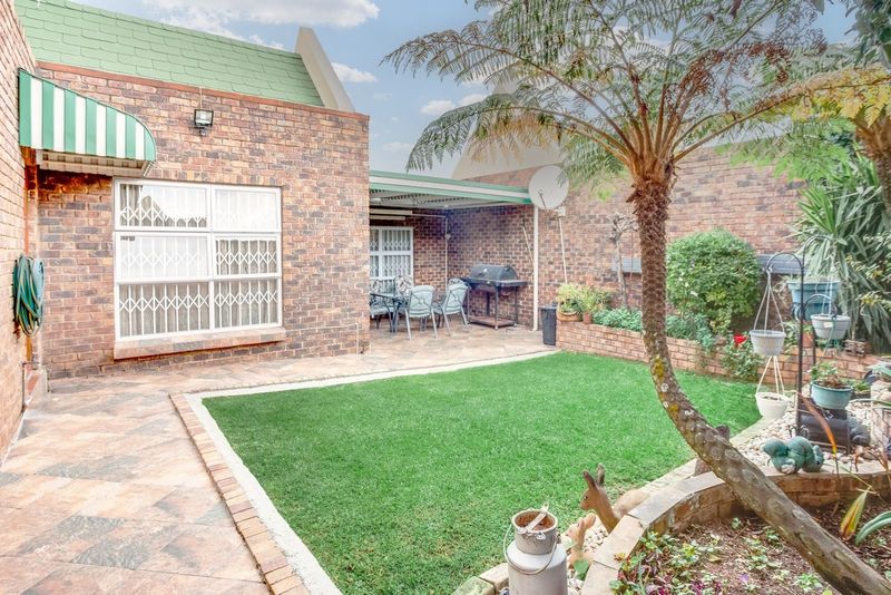 2 Bedroom townhouse-villa in Oakdene For Sale