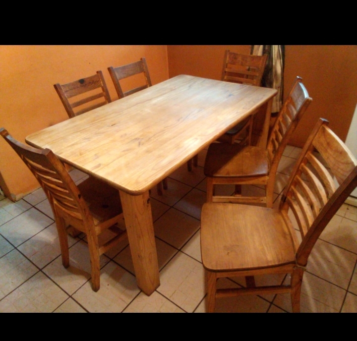 Table and chairs lovely wood 6 Seater