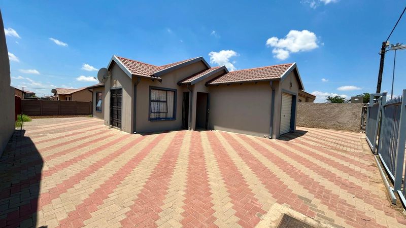 Standard sized 3 bedroom house for sale Pine Haven