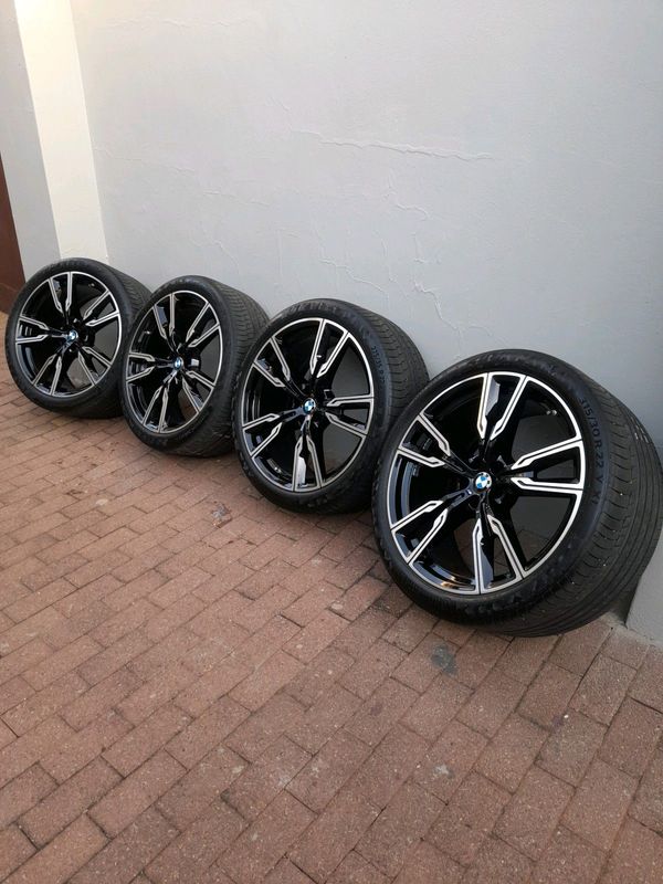 22&#34; BMW x5 x6 x7 Oem mags and tyres