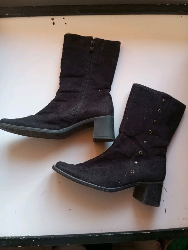 Ladies black suede leather zip up boots, size 6 medium heel as new