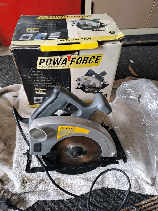 Circle saw with blade included