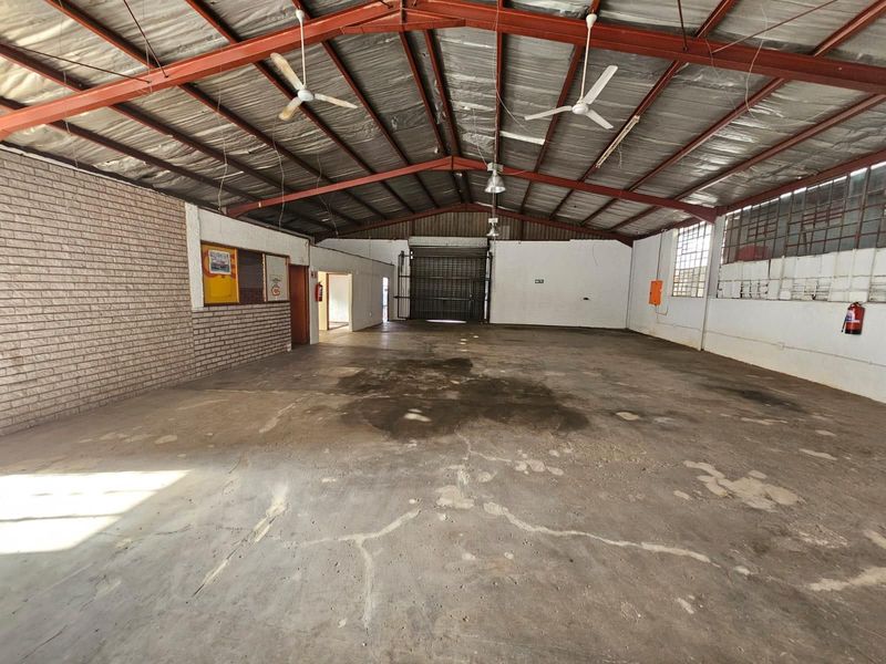 500sqm Warehouse TO LET in Chathsworth