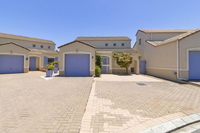 Charming 2-Bedroom Townhouse with Loft-Style Master Bedroom