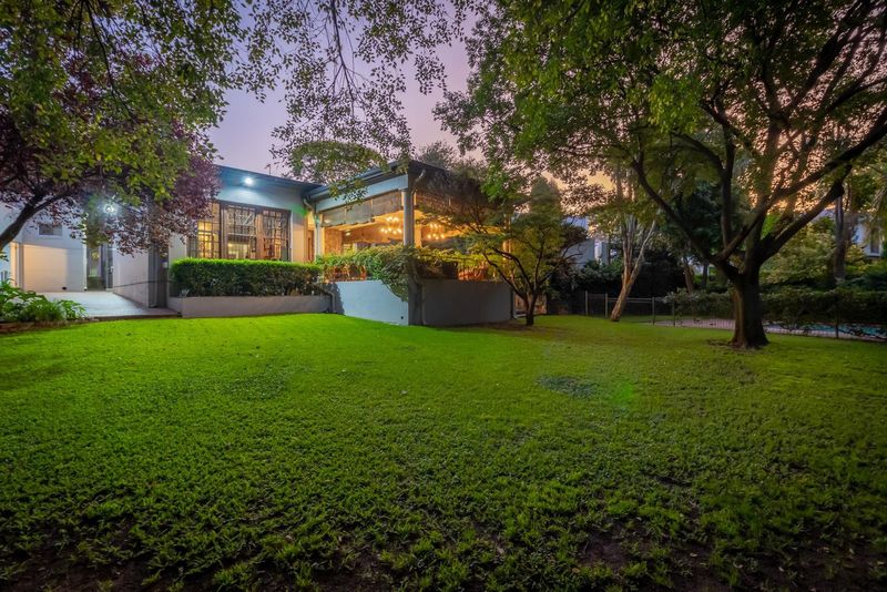 GRACEFUL PARKTOWN NORTH HOME IN LARGE PARK-LIKE GARDEN