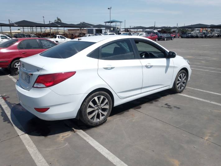 HYUNDAi ACCENT STRIPPING FOR SPARES