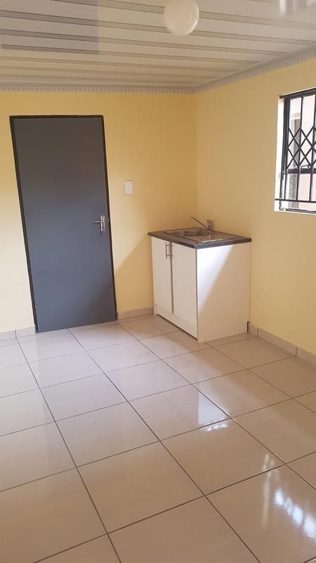 Bachelor apartment to rent in protea glen ext 24