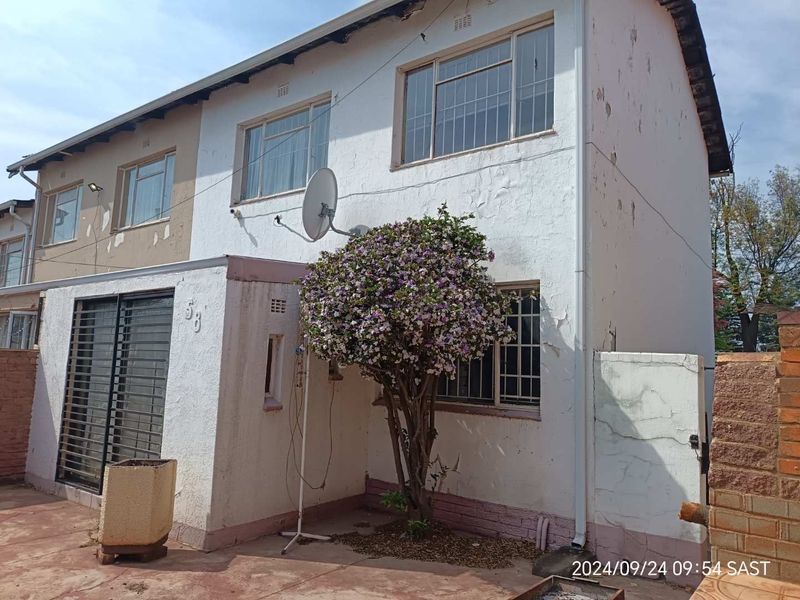 Feel at home in the well maintained 3 bedroom town house close to Braamfonetin