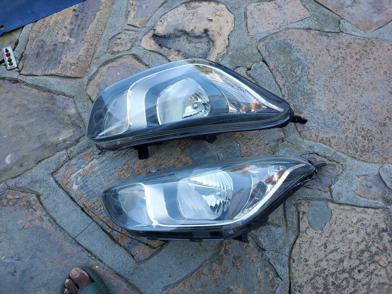 Hyundai i20 right n left headlight am on direct call 0,6,0,3,3,7,4,9,7,8 for a bargain price