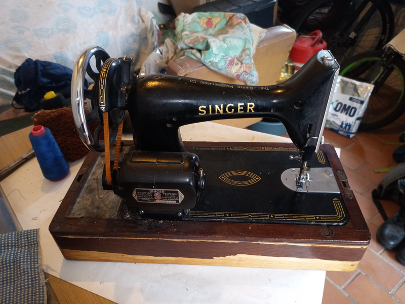 Vintage Singer Electrical Sewing machine
