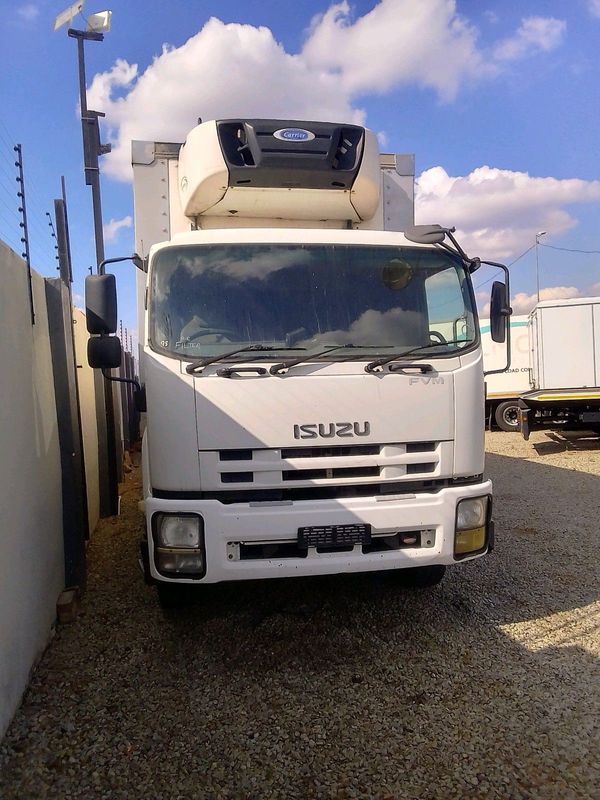 Isuzu 12 tonne truck 2006 model fitted with fridge white in colour.