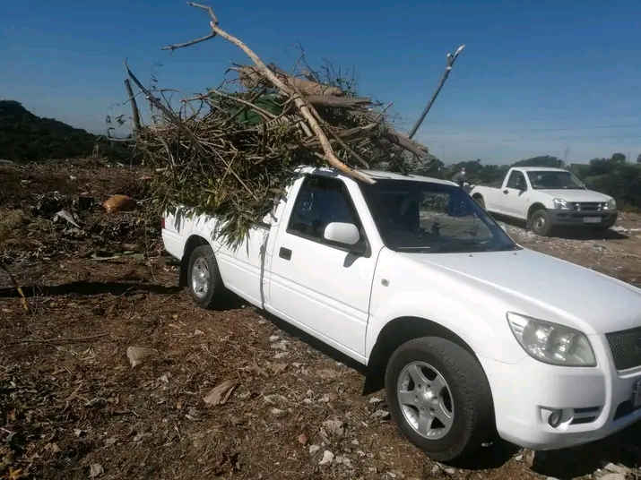 1 tonne BAKKIE FOR HIRE. RUBBLE AND REFUSES REMOVAL