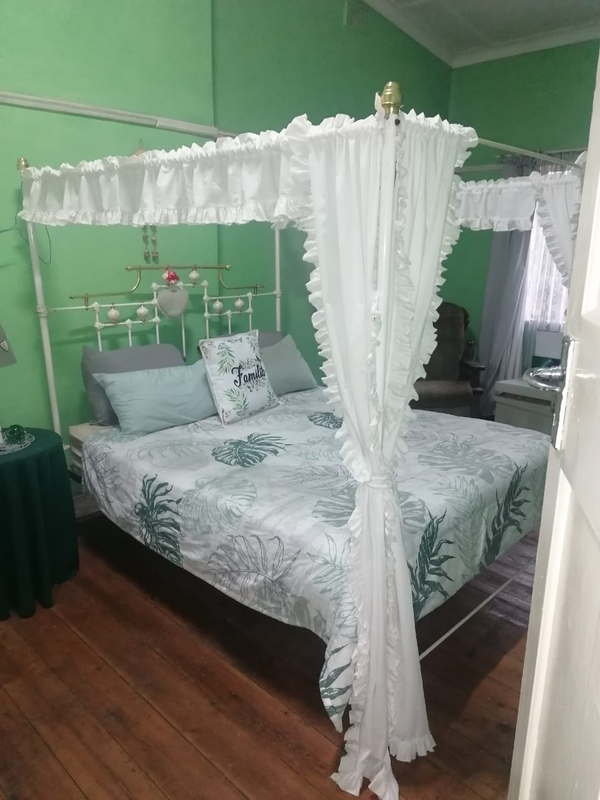 Four Poster Bed with Mattress