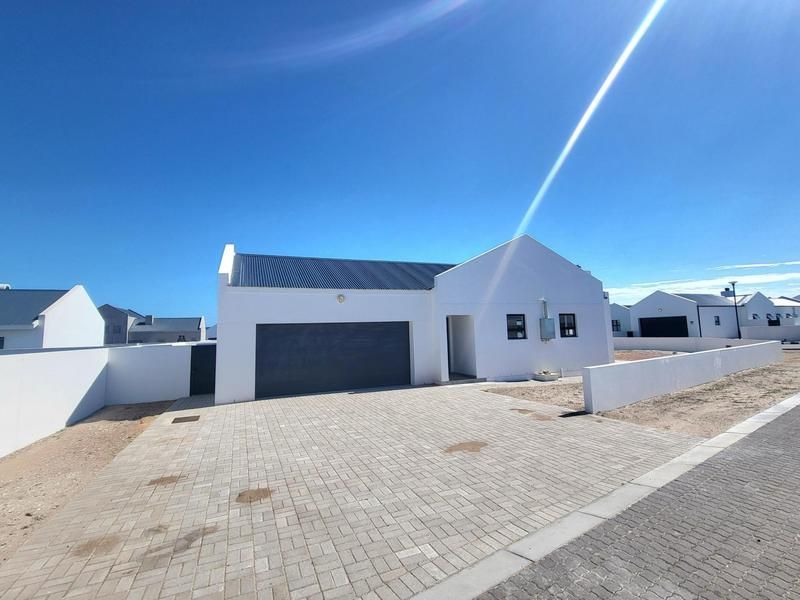 Newly built modern three-bedroom all-en-suite family home 100 m walk from the beach!!
