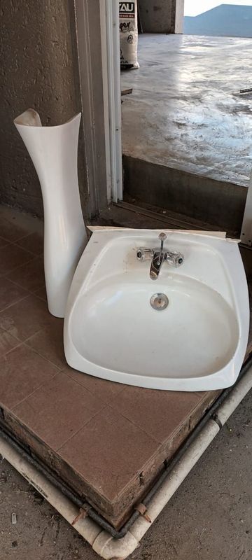5 x Basins with taps