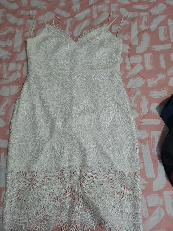 GORGEOUS WHITE LACE DRESS - FOREVER NEW