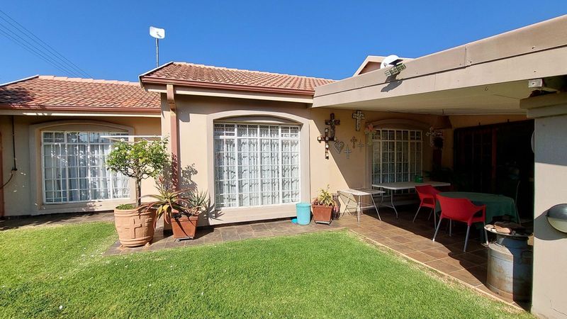 Safe and well maintained townhouse close to Fochville Primary School for sale