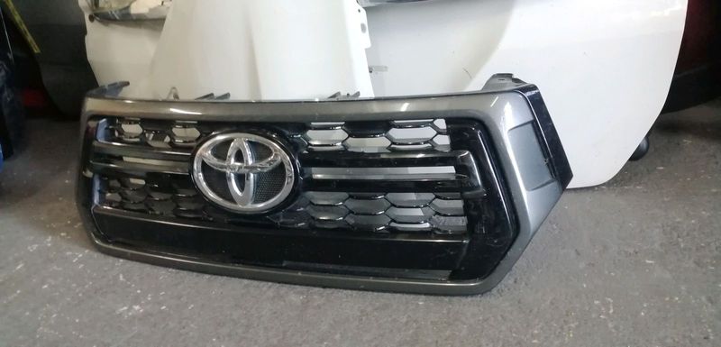TOYOTA HILUX GD6 MAIN GRILL 2017 TO 2020