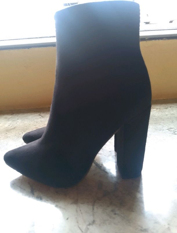 Ankle Heel Boots with Side Zip.