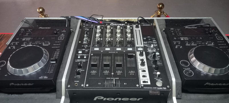 Pioneer DJM 750 mixer