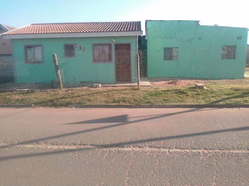House for Sale in Hammarsdale R250000 Cash only ,As It Stands , the same is sold without title deed