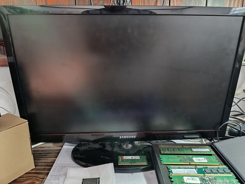 Samsung 27 inch Monitor (Faulty) &#43; Power Cable