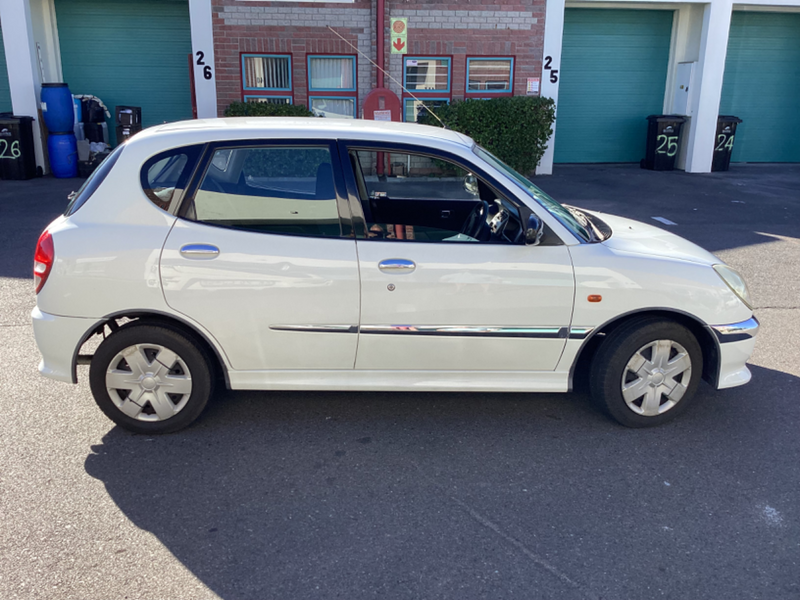 2000 Daihatsu Sirion Sedan
