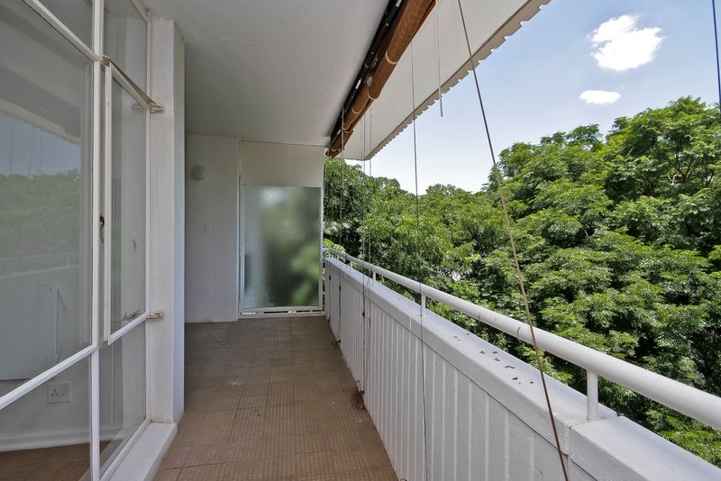 Top floor corner unit in Iconic Inanda Park.  Quiet &amp; secure in boomed Inanda.