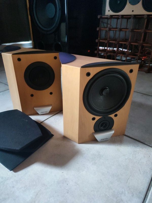 Jamo e 8 s u r left and right dipole speakers in great condition with great rear sounding effects