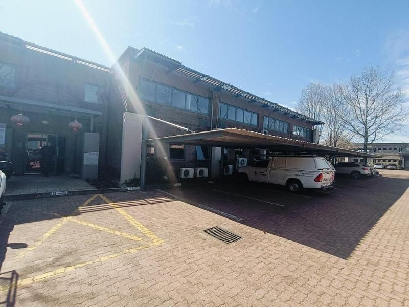 Central Park –A Grade offices to let on Randjespark, Midrand. Fantastic office space of 302 m² to...