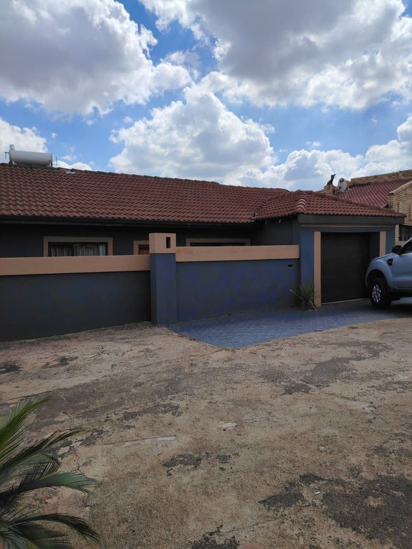 3 Bedroom House For Sale in Protea North