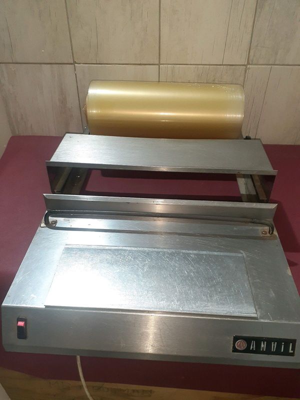 Food wrapping machine