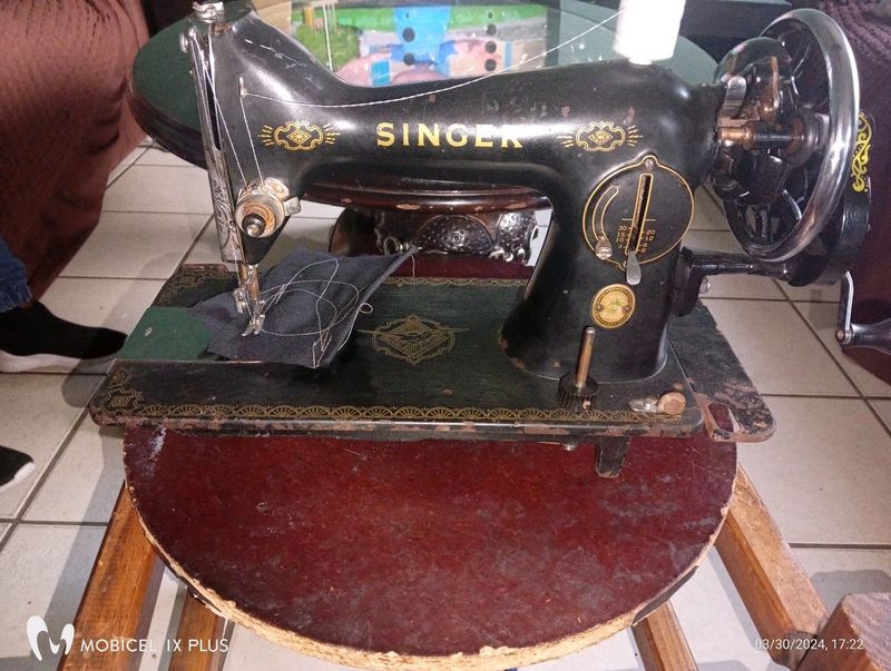 Singer hand sewing machine for sale r900 head only working as shown on the pictures l am located in
