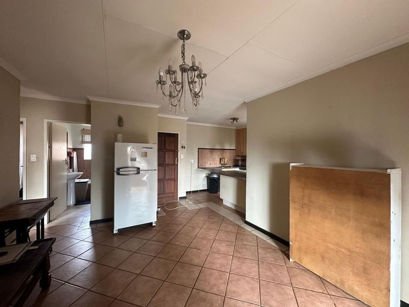 Cozy and convenient 2 bed townhouse in Mooikloof ridge estate.