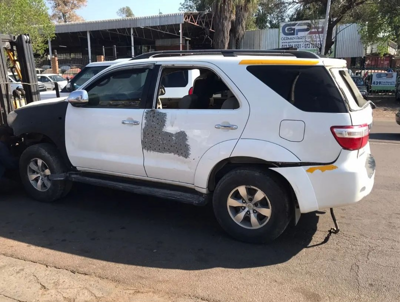 2010 TOYOTA FORTUNER 4X4 MANUAL