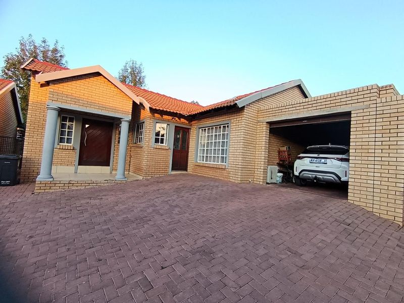 Move into this beautiful townhouse in a secure Estate and pay low low levies !!!!