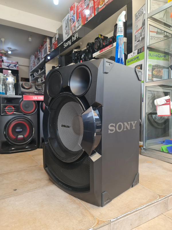 SONY SHAKE-X70D for sale R13000 with invoice sealed never open. Retails Around R17000-00