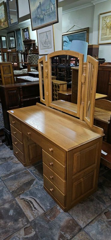 Oak 3-mirror Dressing Table