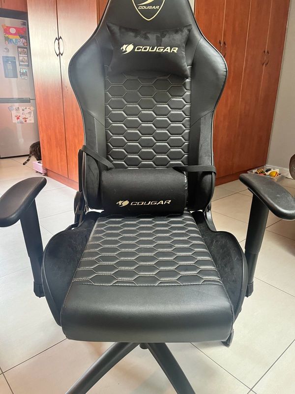 Cougar armor elite gaming chair / Office Chair