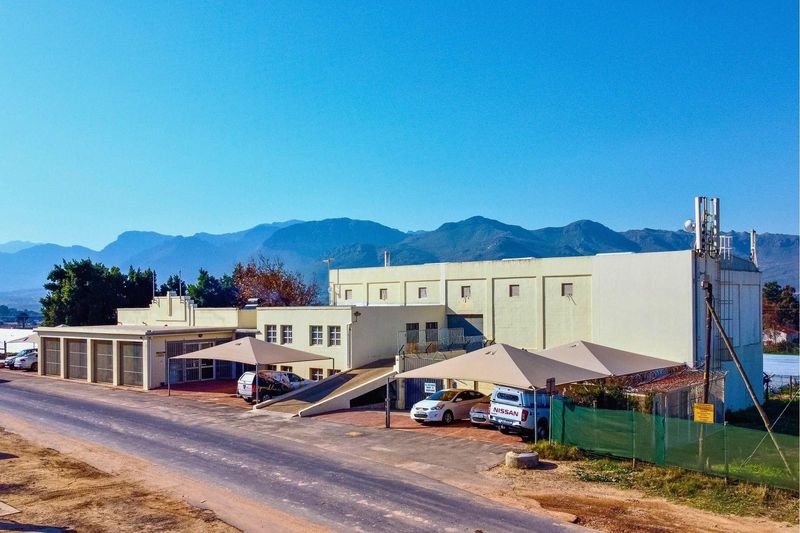 Prime Commercial/Industrial Property in Growing Area with easy access to the N1 Highway.
