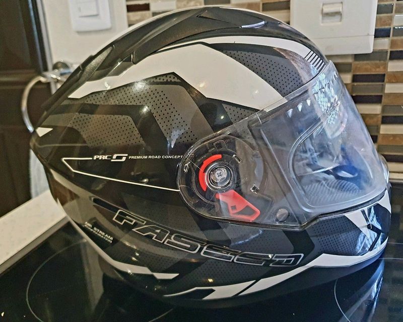 HELMET FASEED SIZE MEDIUM