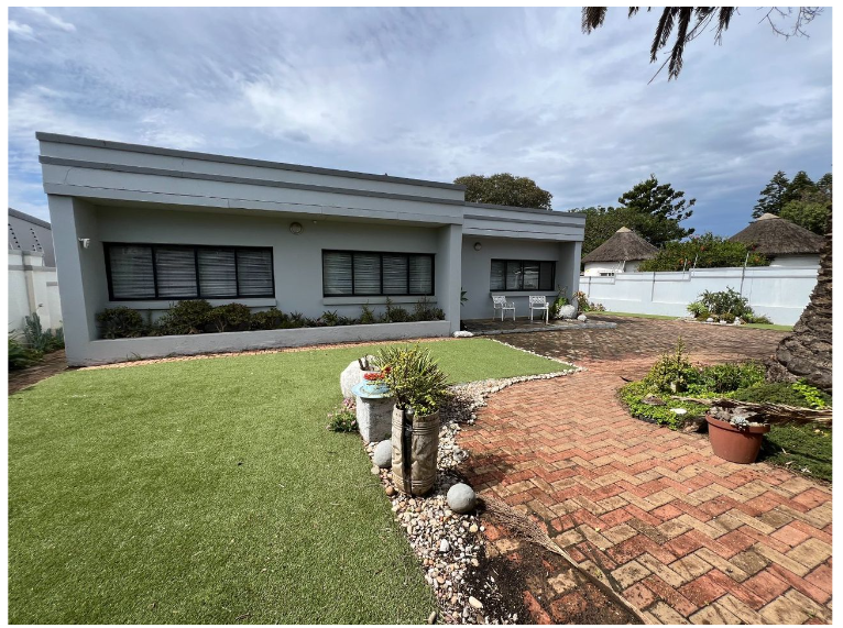 4 Bedroom House for sale in Jeffreys Bay Central R2,150,000